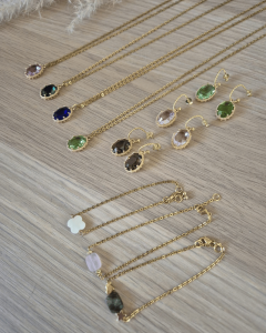 Bijou découvert dans une bougie-bijou artisanale parfumée – cadeau original et tendance.